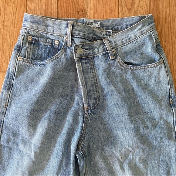 HOLLY ASYMMETRIC STRAIGHT LEG JEAN LIGHT WASH DENIM - Picture 2 of 8